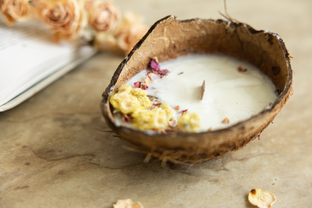 手工蜡烛从大豆和椰子蜡在玻璃与木制灯芯和干花孤立在柔和的米色背景。平铺，俯视图，拷贝空间图片下载