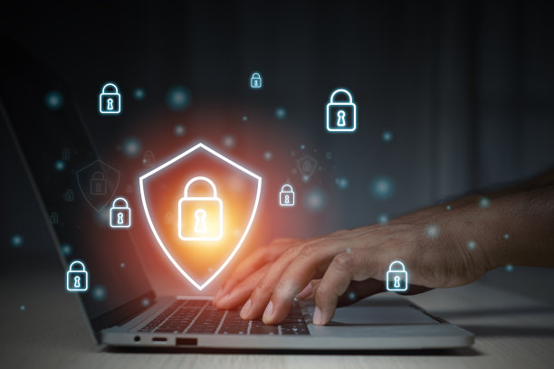 数字安全的概念。使用带有安全保护图标的笔记本电脑。网络安全隐私锁安全密码。商业安全信息系统。图片下载