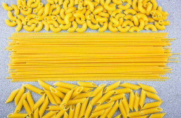 生的生的通心粉和通心粉。提供各种各样的意大利面，包括通心粉、通心粉和意大利面。图片下载