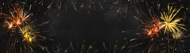 新年快乐2022 -喜庆的银白色背景全景贺卡横幅长-金色的烟花在漆黑的夜晚图片下载