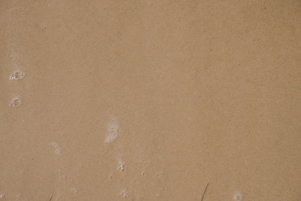 在干净的水上起泡。乌克兰Svityaz湖的沙质湖底。沙子穿过透明的水。生态学的概念。图片下载