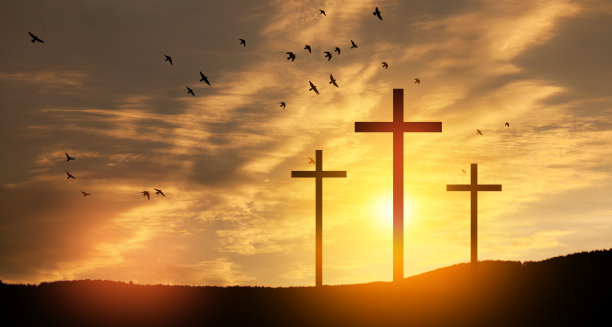 日出时分户外山丘上的基督教十字架。耶稣复活。图片下载