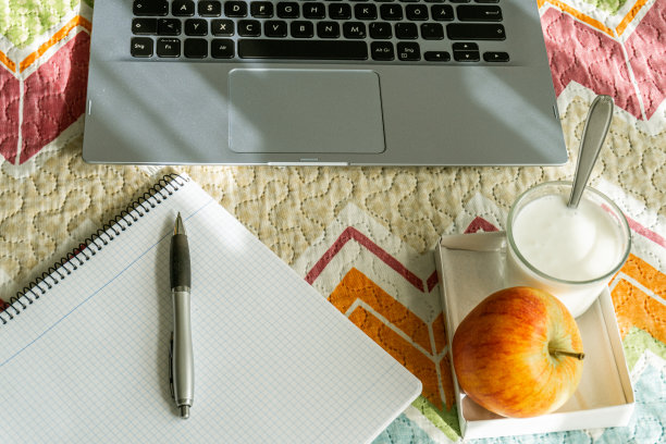 笔记本电脑健康早餐苹果酸奶图片下载