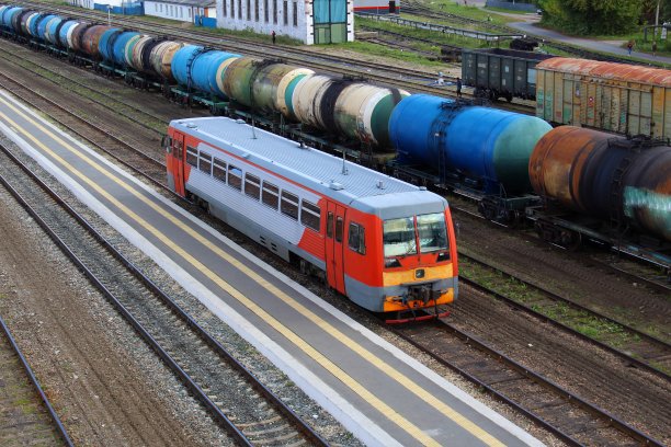铁路在夏季运行。车站的铁罐满载着货物。图片下载