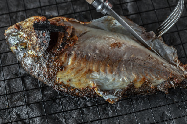 深色背景上的烤鲷鱼，健康饮食图片下载