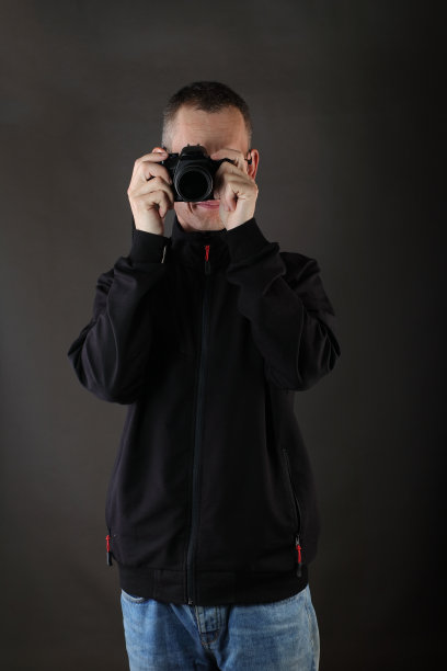 带着相机的年轻人图片下载