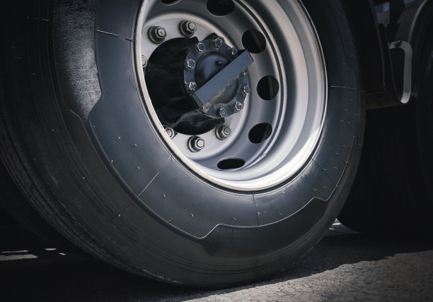 大卡车轮胎。橡胶、Vechicle轮胎。货运卡车运输。图片下载