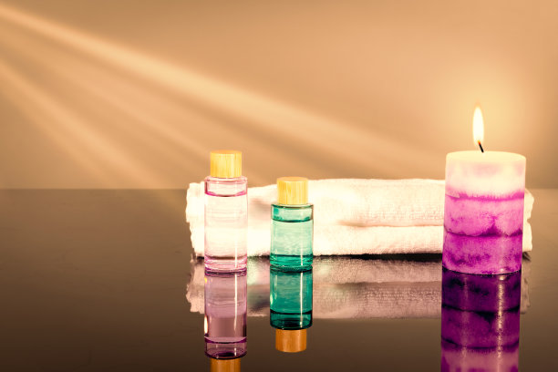 香薰精油，点燃的蜡烛和按摩毛巾作为SPA冥想的理念，灵魂和身体的和谐，寻找心灵的平静图片下载