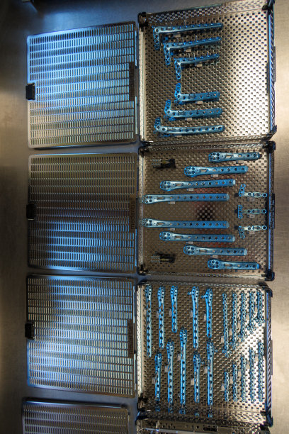 将一些用于踝关节手术的钛板和器械放置在器械托盘上图片下载