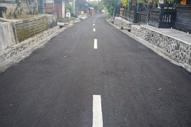 铺村的道路。路还是黑的，很平坦。配备道路标记。图片下载