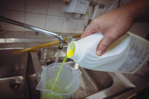 将霓虹绿色液体放入水浴槽中图片下载