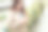 美丽快乐的红发女人在户外用智能手机微笑。城市生活方式的概念。走在城市街道上的女孩查看她的智能手机。春天的时间图片下载