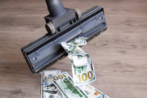 机器人吸尘器吸美元特写图片下载