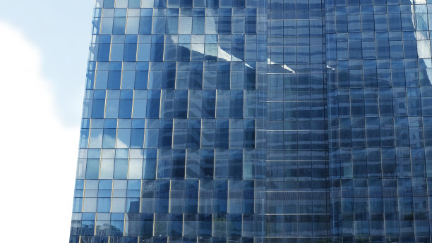 近景现代办公大楼。建筑与复制空间。Windows办公大楼为后台图片下载