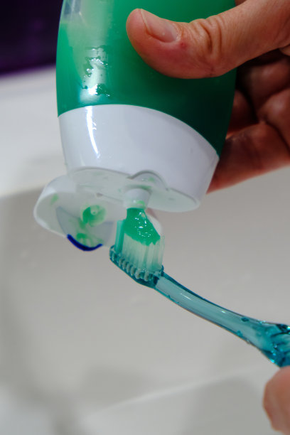 牙刷配绿色牙膏管图片下载