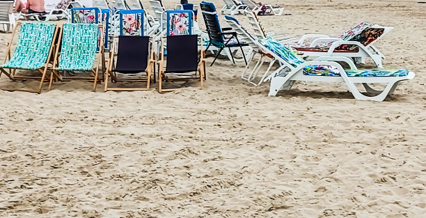 沙滩上空荡荡的晒太阳的躺椅图片下载
