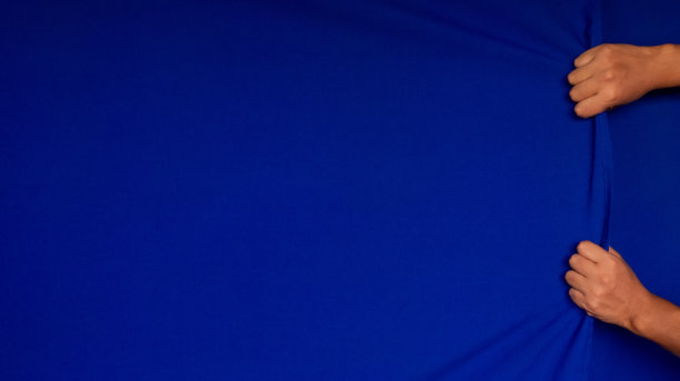 一双男人的手拉着窗帘图片下载