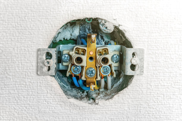 插座在墙上的电线的特写图片下载