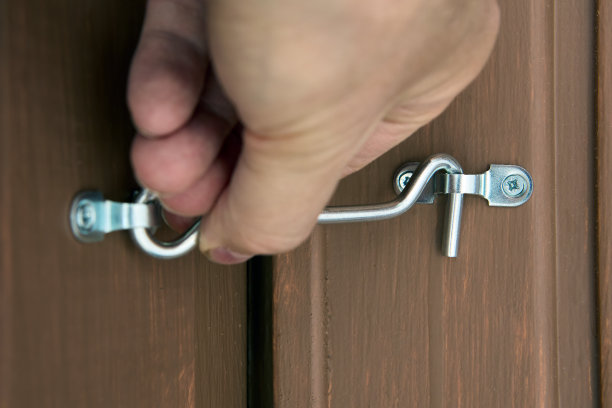 用于门锁的钩眼门锁。图片下载