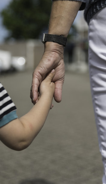 母亲牵着孩子的手图片下载