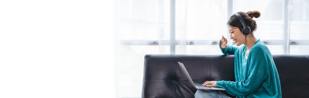 有吸引力的亚洲女人挥手看笔记本电脑。在线约会，和朋友见面，实时聊天，直播。图片下载