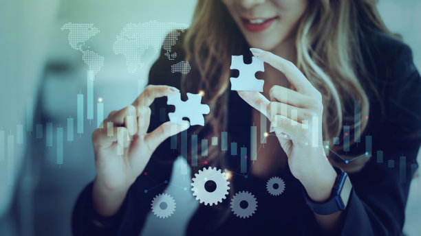 商务女性手持并展示拼图，坐在现代商务办公场所。图片下载