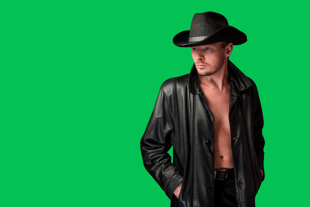 穿着皮夹克的牛仔看向别处。图片下载