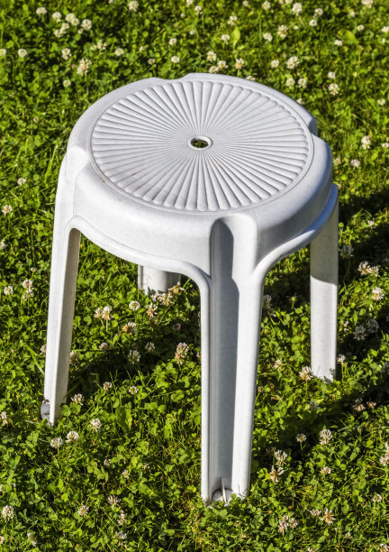 白色的塑料椅子图片下载