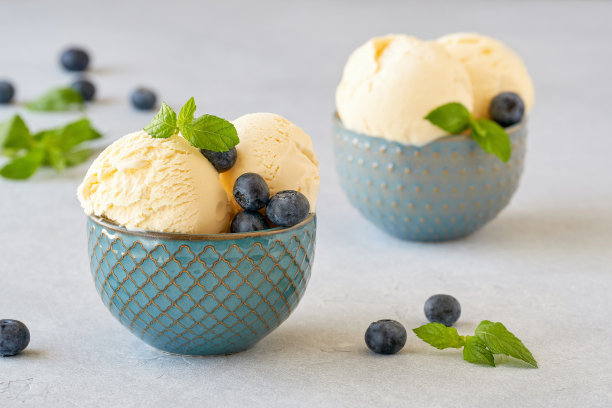 香草冰淇淋配新鲜蓝莓和薄荷叶图片下载