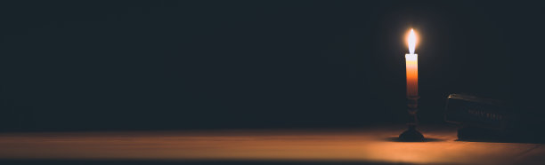 横幅形象的蜡烛与圣经在一棵老橡树图片下载