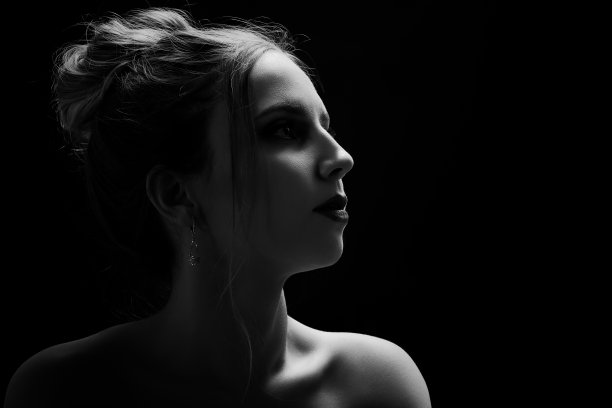 悲伤的女性形象图片下载