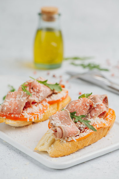 两块烤面包放在砧板上。部分模糊图片下载