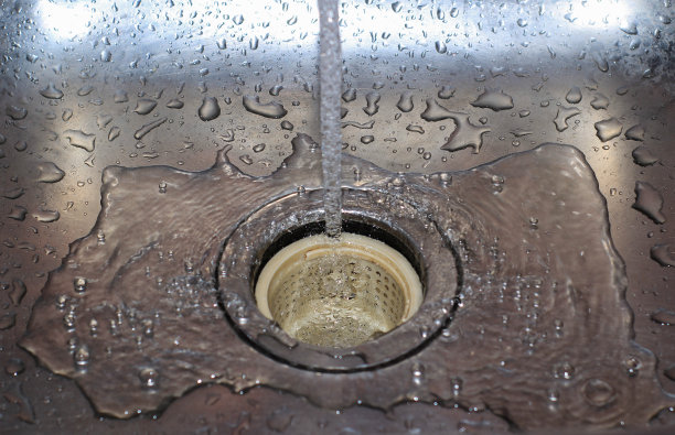 水槽的水正从上面流出来图片下载