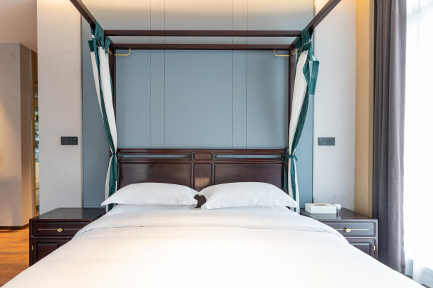 中国酒店卧室的简单而大床图片下载