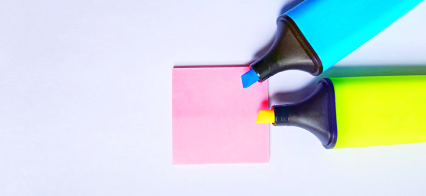 孤立的蓝色和黄色标记和孤立的粉红色正方形注意到灰色的空白背景。图片下载