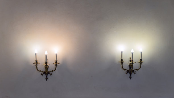 老式的壁灯。空间的文本。灯亮在墙上。黄昏时分的工作灯。图片下载