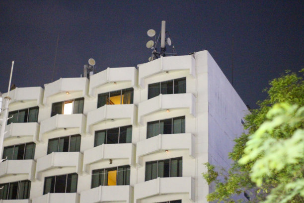 建有窗户的酒店图片下载