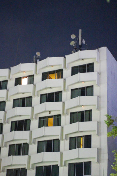 建有窗户的酒店图片下载