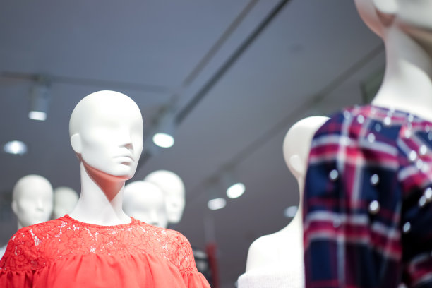 图为，在百货店时装专柜中，穿着红橙色主题休闲装的女模特。图片下载