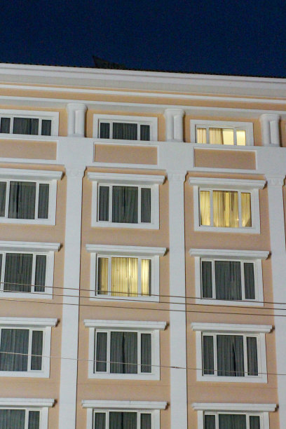 建有窗户的酒店图片下载