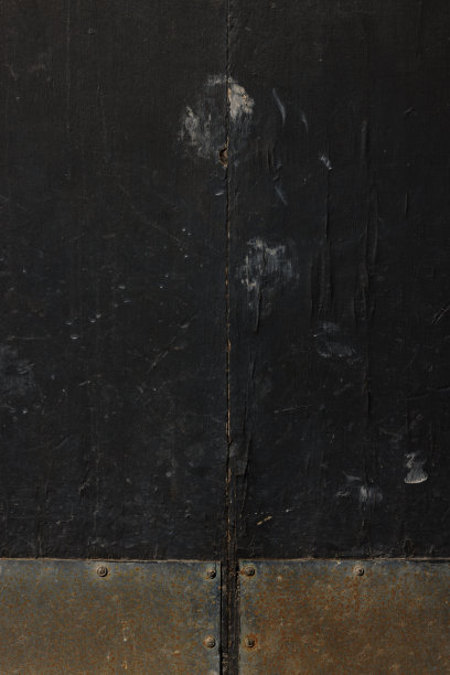 一扇古老的黑色木扇双门图片下载