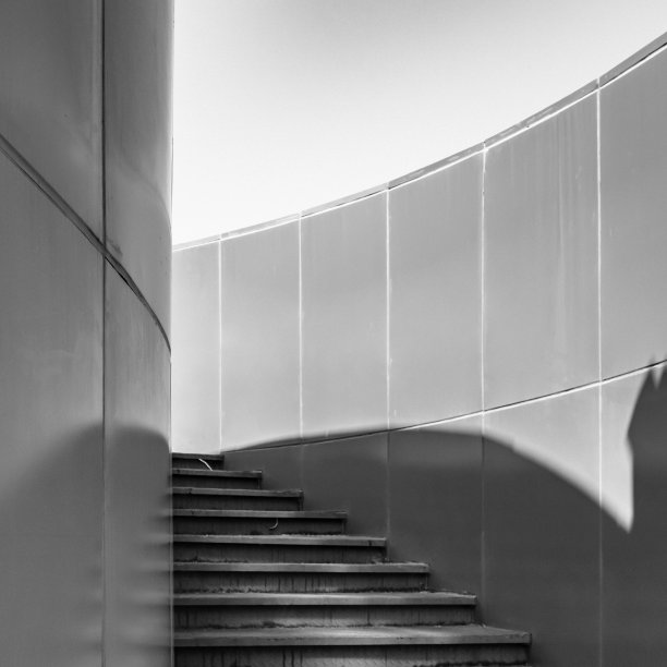 螺旋楼梯，螺旋斜坡，单色图像图片下载