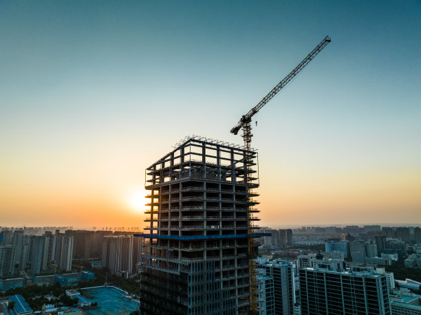 城市中新建高层建筑的建筑工地鸟瞰图图片下载