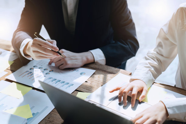 为了降低投资风险，商业人士与合作伙伴合作的形象正在调整营销策略，以在会议上分析有利可图的目标客户需求图片下载