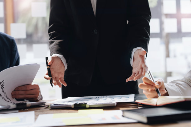 为了降低投资风险，一群商人与合作伙伴一起工作的形象正在调整营销策略，以便在会议上分析有利可图的目标客户的需求图片下载