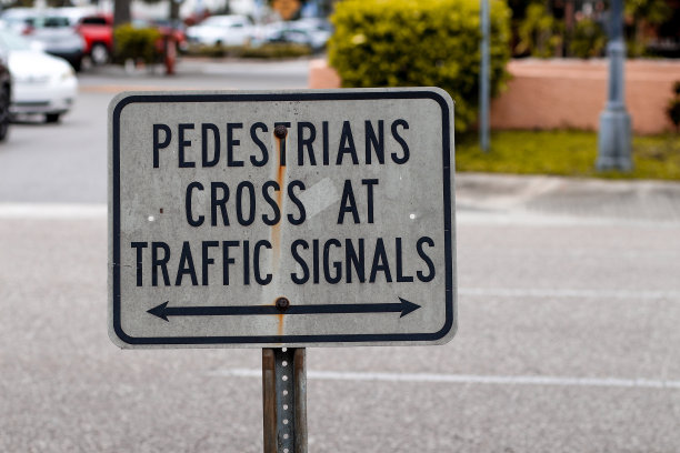 行人在交通信号灯前过马路图片下载