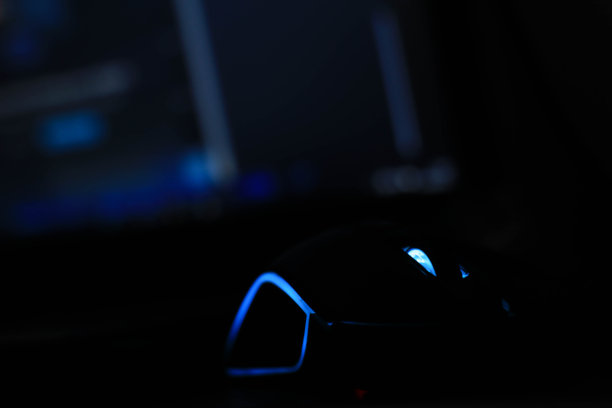 鼠标放在笔记本电脑前图片下载