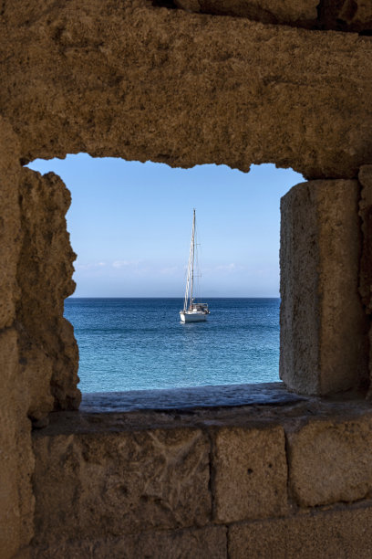 蓝色的大海和从石窗远眺的帆船图片下载