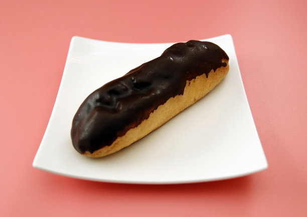 桌上的甜点泡芙图片下载