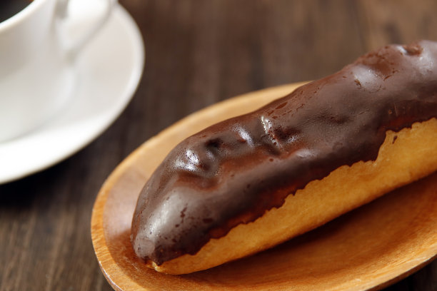 桌上的甜点泡芙图片下载